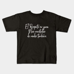 "Elige tu estilo, elige tu actitud. 🚀✨ ¡Y lleva contigo el respeto que te mereces!" Kids T-Shirt